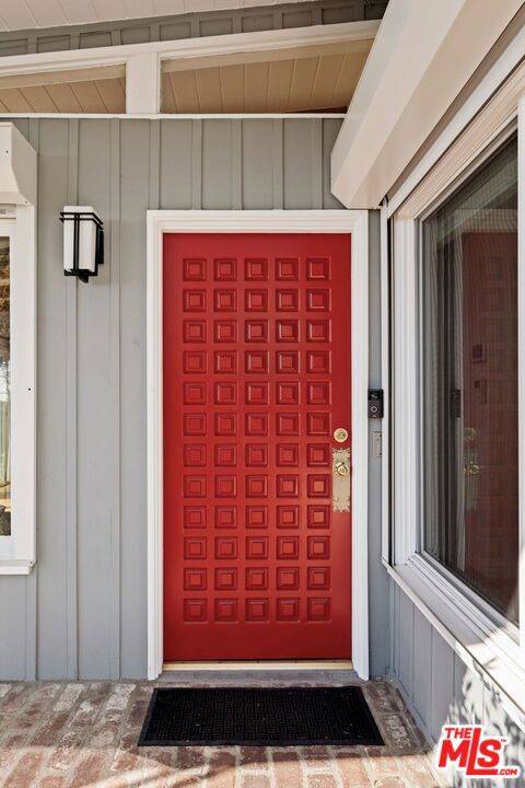 Los Angeles, CA 90069,8295 Hollywood BLVD