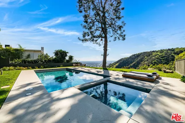 Los Angeles, CA 90068,2431 Carman Crest DR