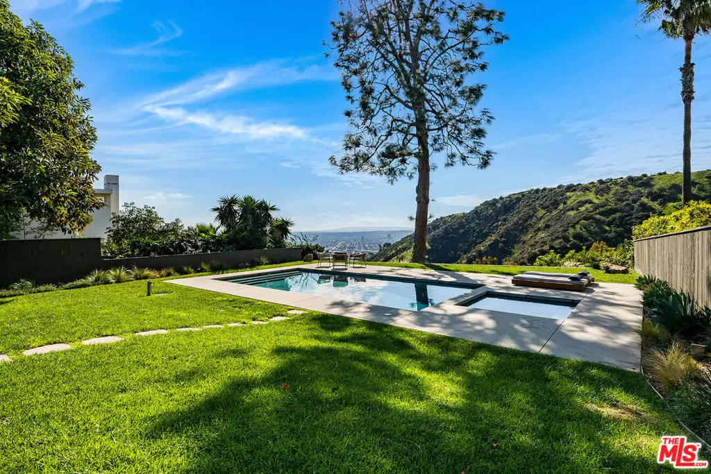 Los Angeles, CA 90068,2431 Carman Crest DR