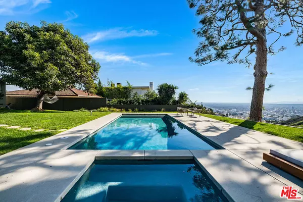 Los Angeles, CA 90068,2431 Carman Crest DR