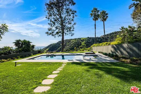 Los Angeles, CA 90068,2431 Carman Crest DR