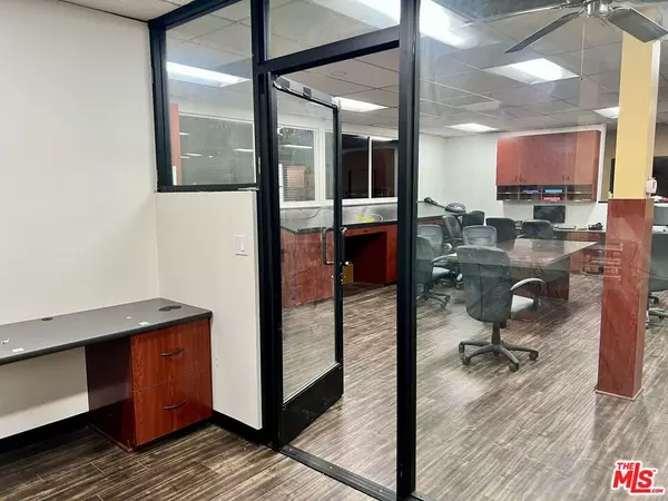 Los Angeles, CA 91303,7353 Canoga AVE