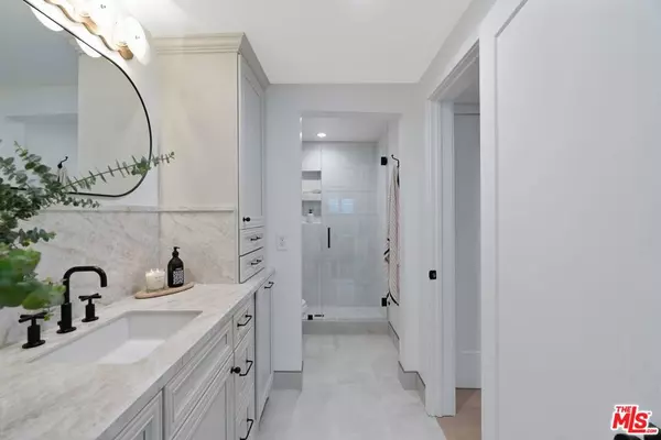 Los Angeles, CA 90068,6720 Hillpark DR #302