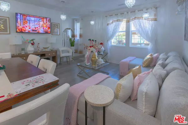 Valencia, CA 91354,28649 Jardineras DR