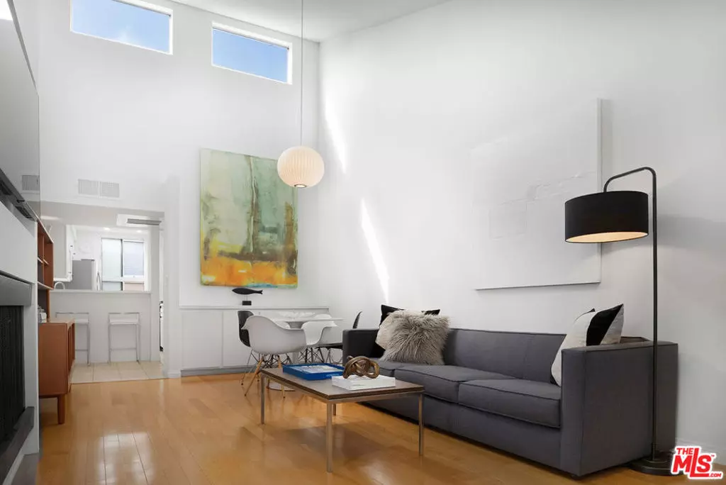 Santa Monica, CA 90403,943 12th ST #7