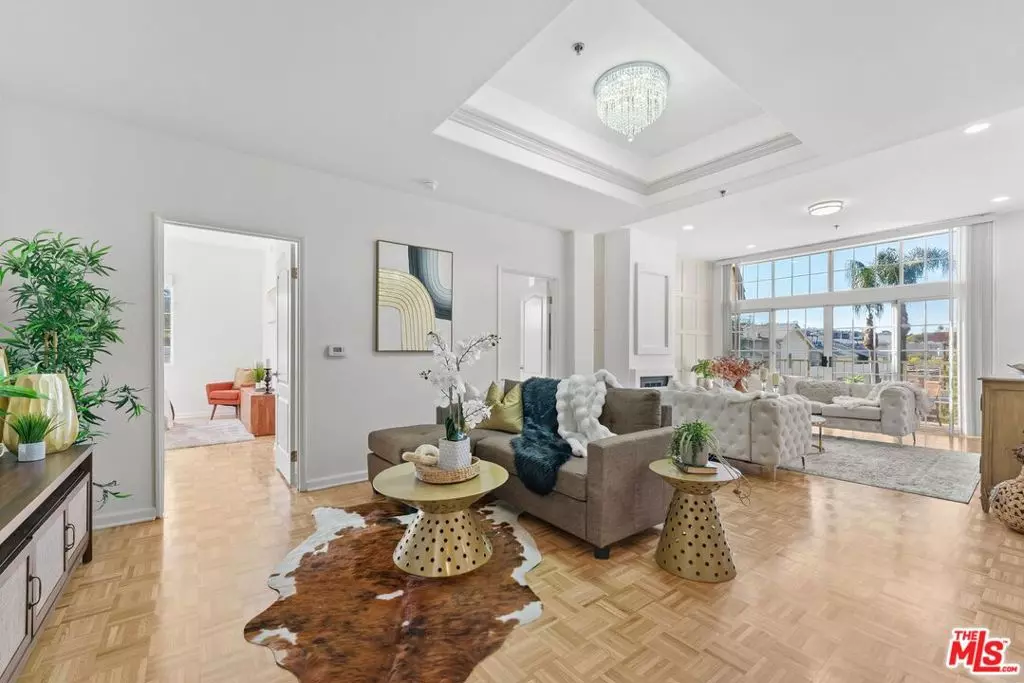 Sherman Oaks, CA 91423,4348 Mammoth AVE #301