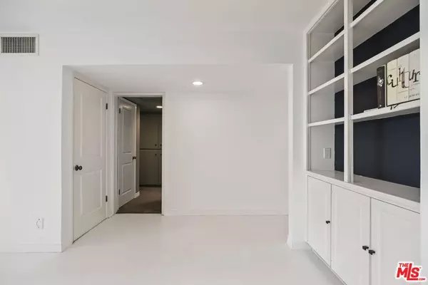 West Hollywood, CA 90069,949 N Kings RD #309