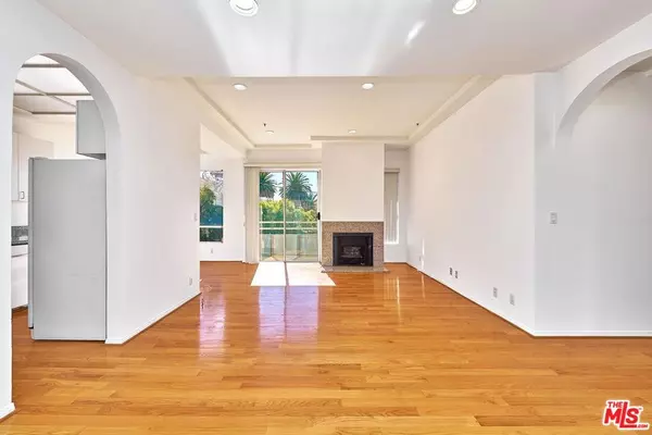 Los Angeles, CA 90004,5050 Maplewood AVE #206