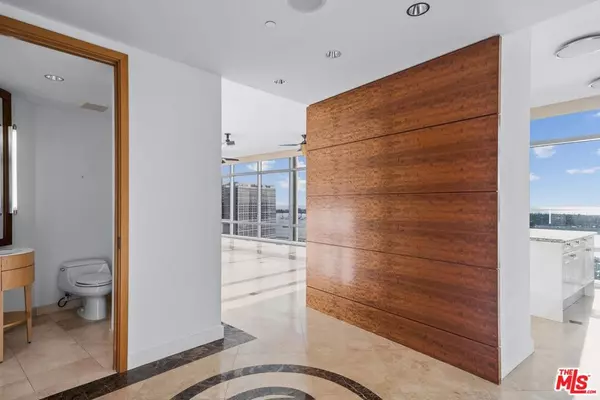 San Diego, CA 92101,165 6th AVE #2803