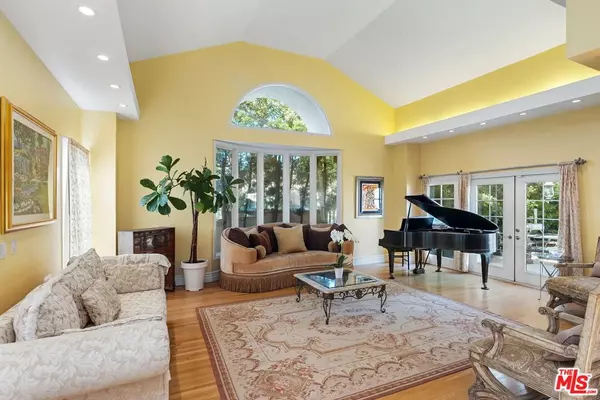 Santa Monica, CA 90402,2202 San Vicente BLVD