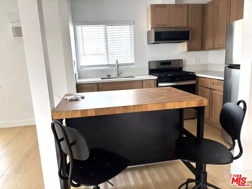 Los Angeles, CA 90004,132 N Normandie AVE #4