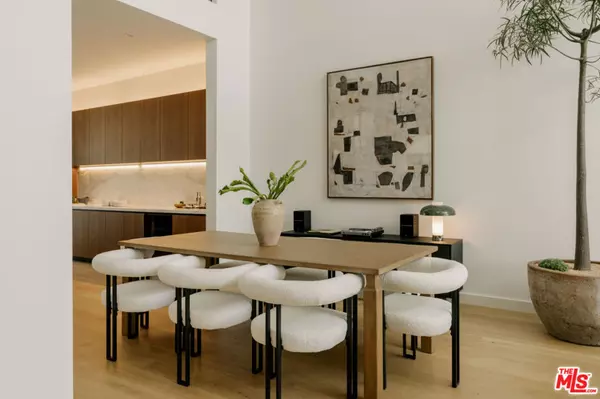 West Hollywood, CA 90069,702 N Doheny DR #TH8