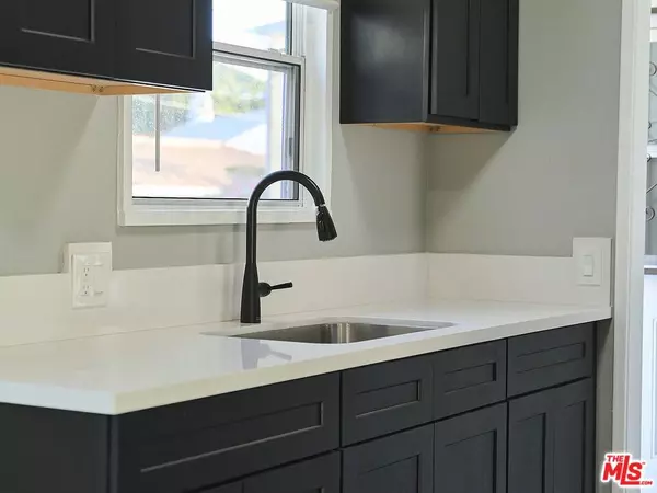 Los Angeles, CA 90291,582 Venice BLVD #2