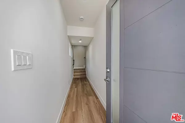 Los Angeles, CA 90034,2057 1/2 S Garth AVE