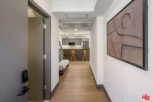 Los Angeles, CA 90048,118 N Orlando AVE #304