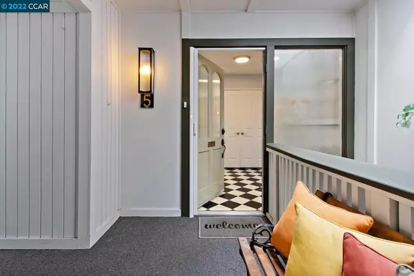 Walnut Creek, CA 94595-9999,1116 Fairlawn Court #5