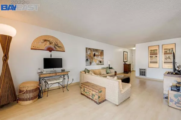 Oakland, CA 94611,288 Whitmore St #214