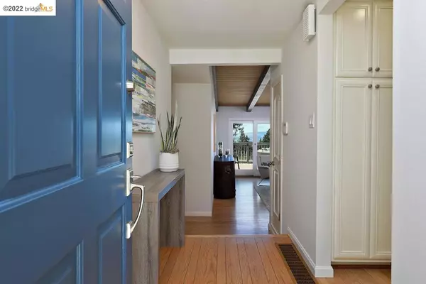 Oakland, CA 94611,7117 Snake Rd