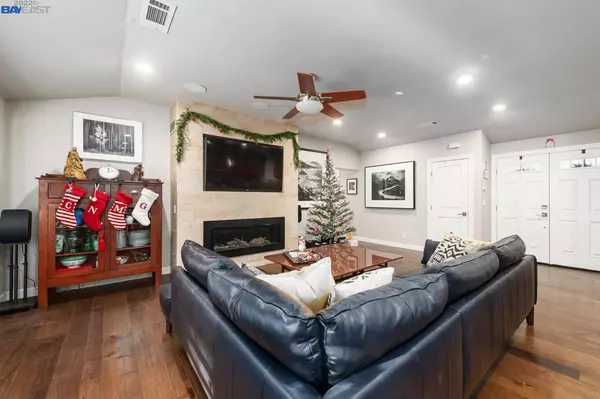 Pleasanton, CA 94566,553 Neal St