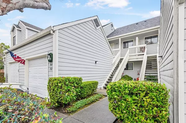 704 Live Oak Ln, Pinole, CA 94564