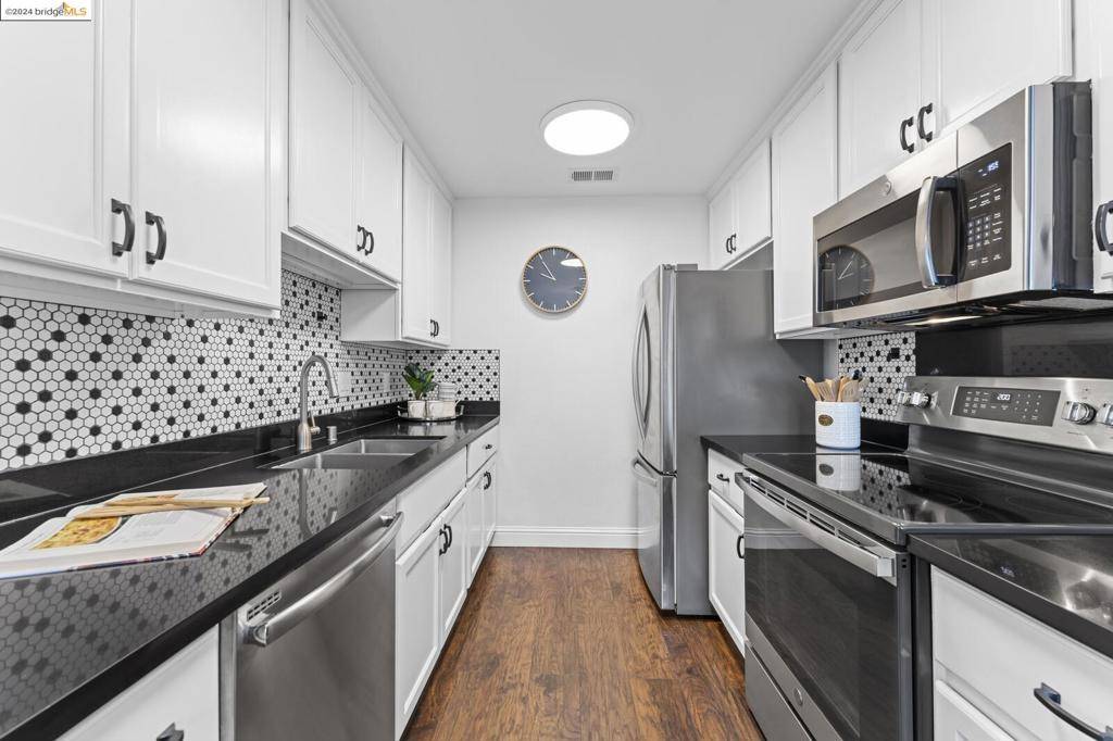 Emeryville, CA 94608,50 Emery Bay Dr