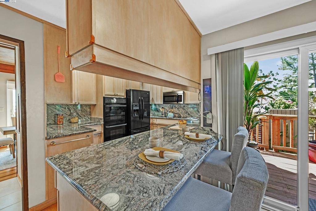 6645 Colton Blvd, Oakland, CA 94611-2331