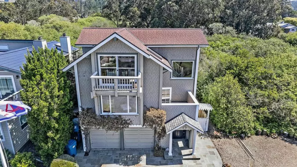 117 Alameda Ave, Half Moon Bay, CA 94019-1378