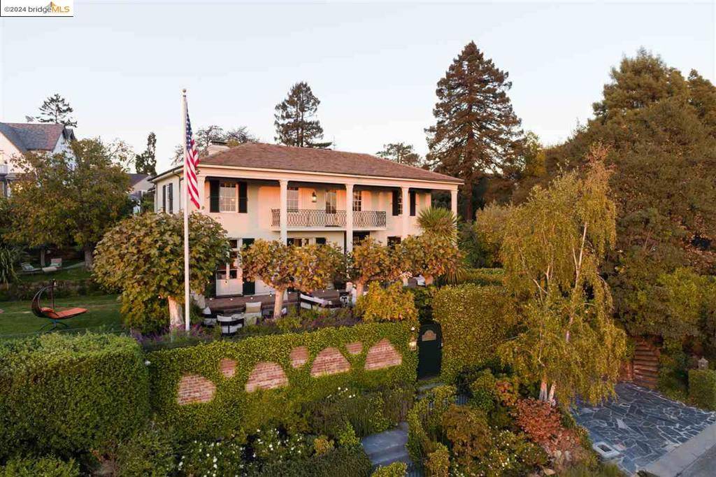 2 Lincolnshire Dr, Oakland, CA 94618