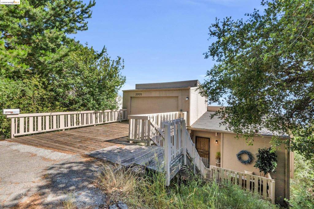 2001 Manzanita Dr, Oakland, CA 94611