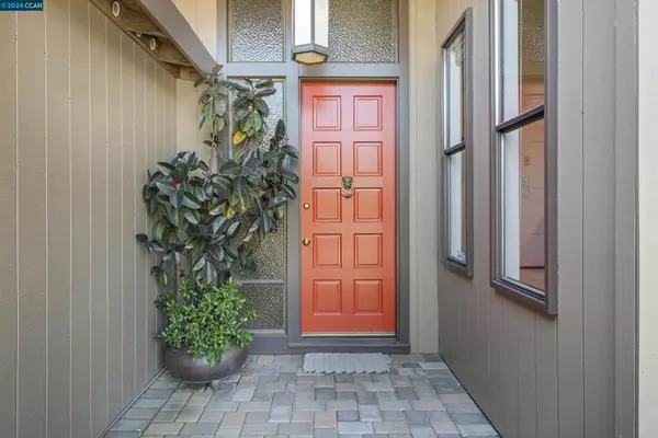 Orinda, CA 94563,7 La Campana Rd