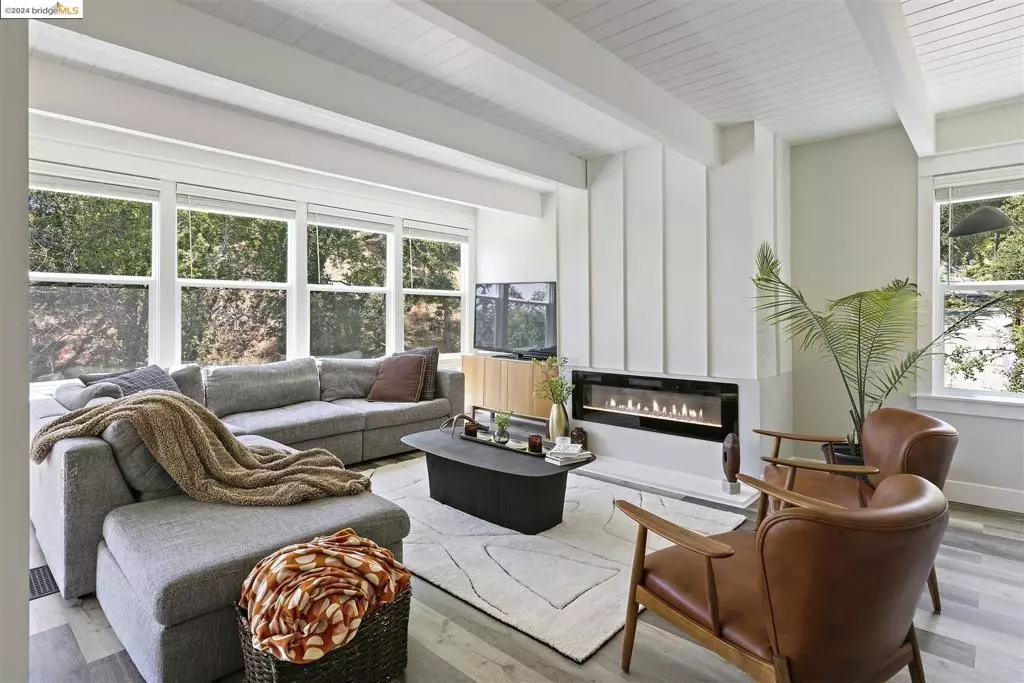 Orinda, CA 94563-1313,15 Ridge Ln