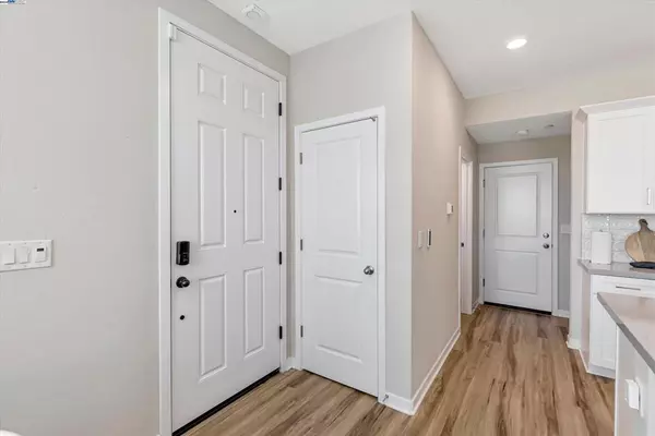 Sacramento, CA 95835,5301 E Commerce Way #74101