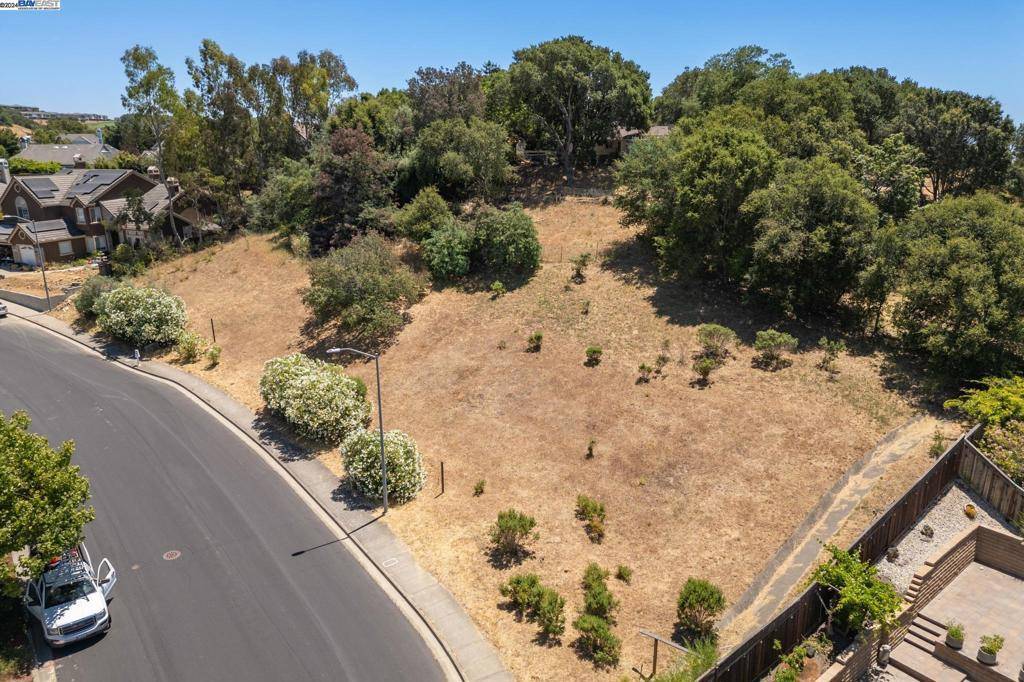Hayward, CA 94542,1 Barn Rock Dr