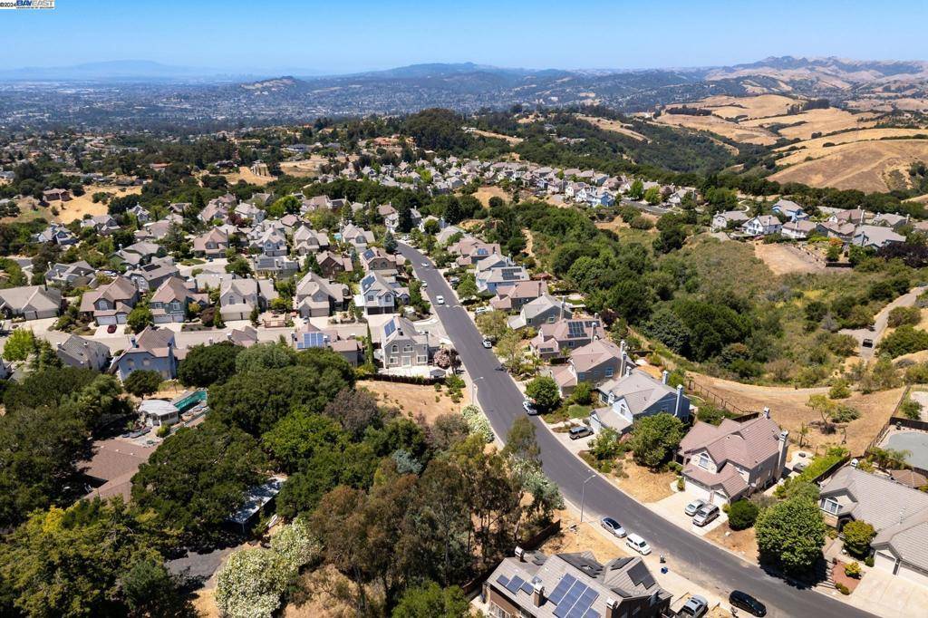 Hayward, CA 94542,1 Barn Rock Dr
