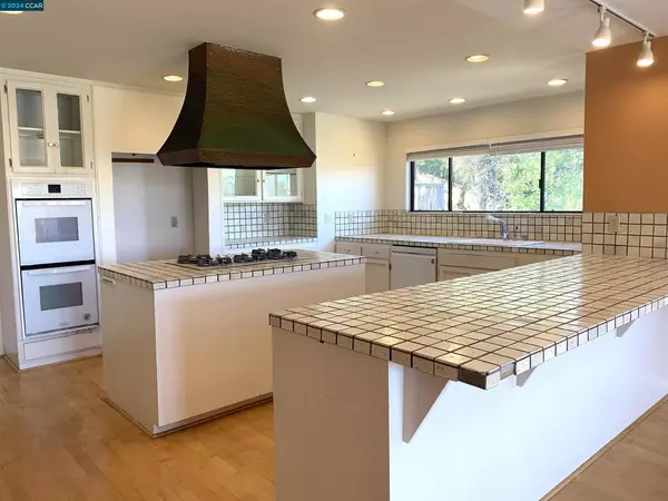 Novato, CA 94945,29 Anton Way