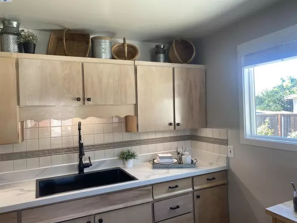 San Lorenzo, CA 94580,16185 Via Del Robles