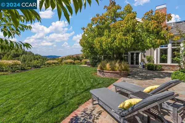 Moraga, CA 94556-2832,8 Julianna Court