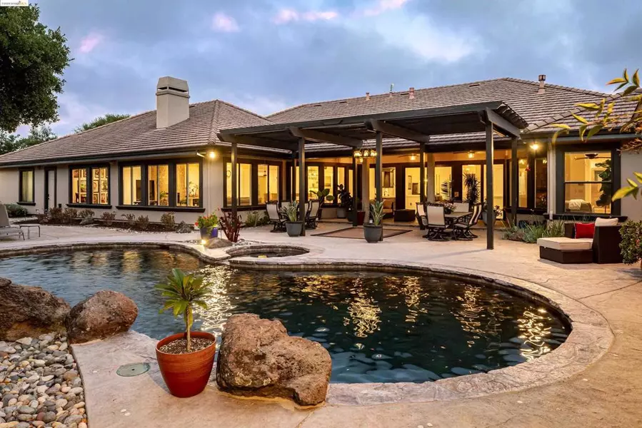 621 Bear Oaks Ln, Martinez, CA 94553