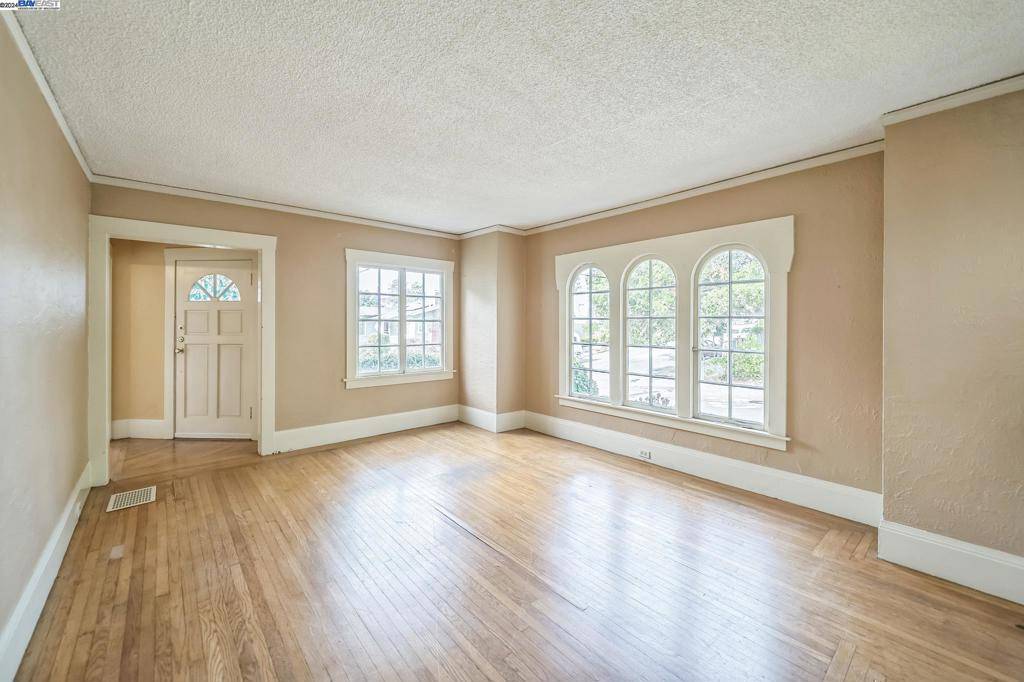 Oakland, CA 94602,3900 Laurel Ave