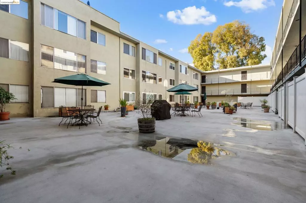 Oakland, CA 94610,455 Crescent St #220