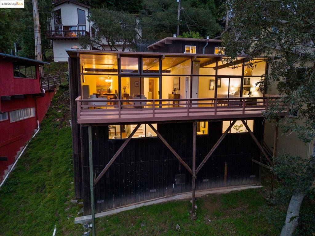 6866 Thornhill Dr, Oakland, CA 94611
