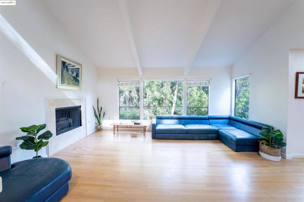 6401 Zinn Drive, Oakland, CA 94611