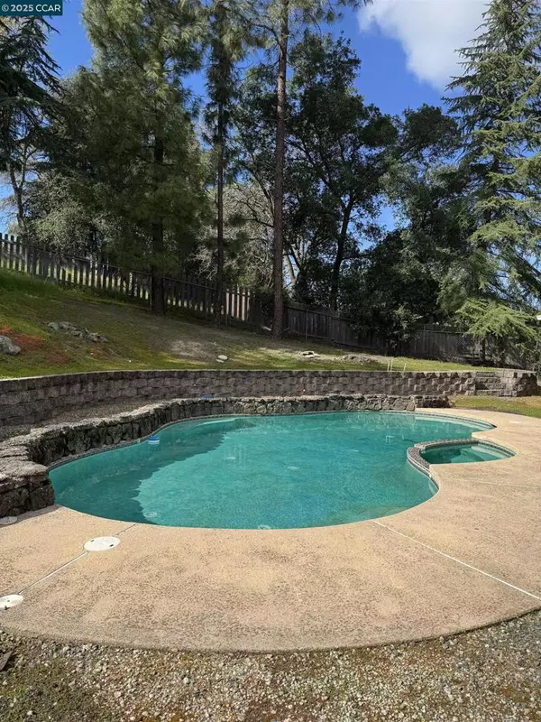Alamo, CA 94507,27 Crest Ave