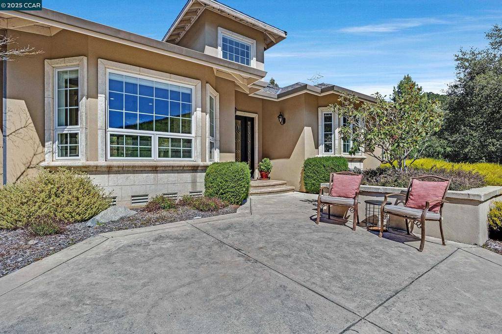 25100 Palomares Rd, Castro Valley, CA 94552