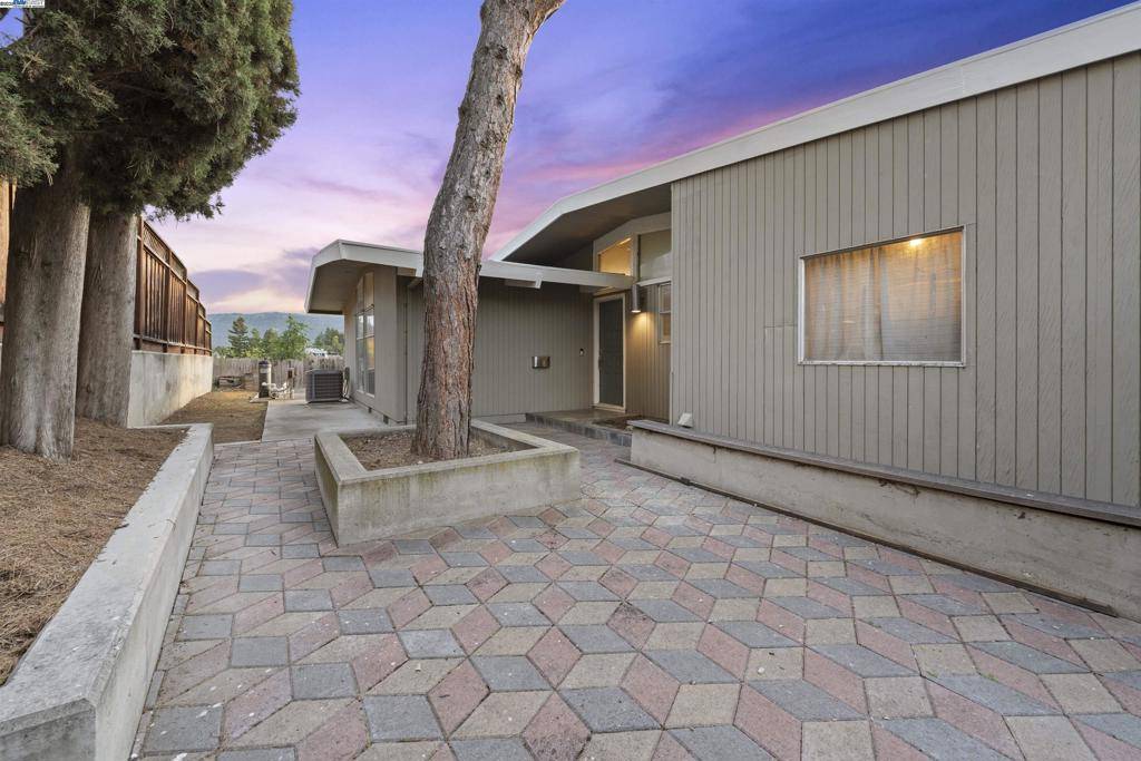 Pleasanton, CA 94566,549 E Angela Street