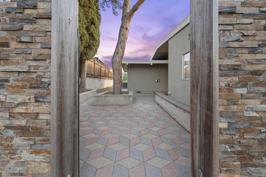 Pleasanton, CA 94566,549 E Angela Street