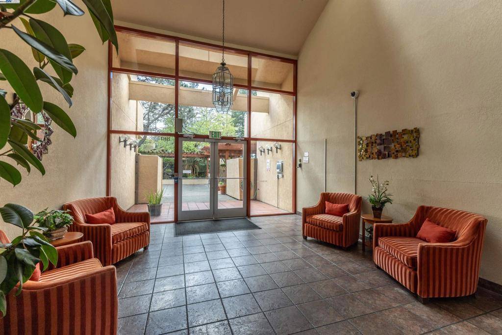 Hayward, CA 94542,25912 Hayward Blvd #205