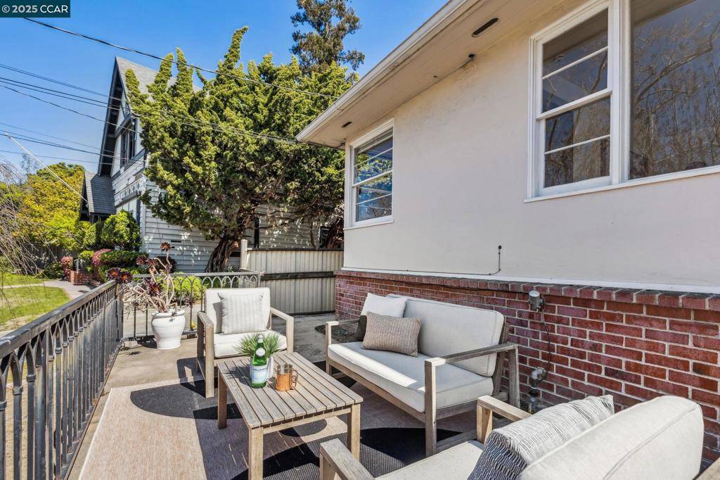 Alameda, CA 94501,1618 Fernside Blvd