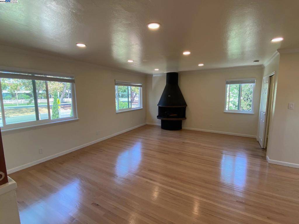 Alameda, CA 94502,Address not disclosed