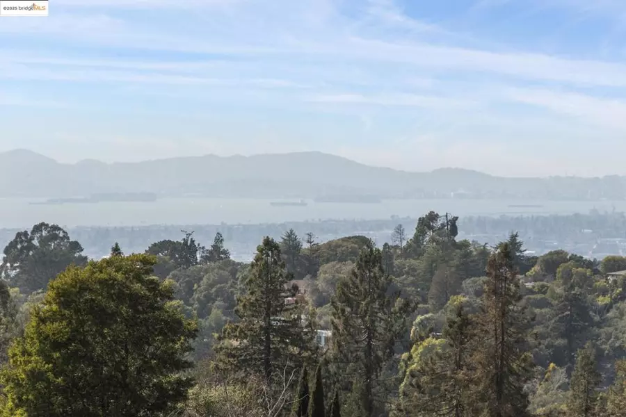 93 Thousand Oaks St, Oakland, CA 94605